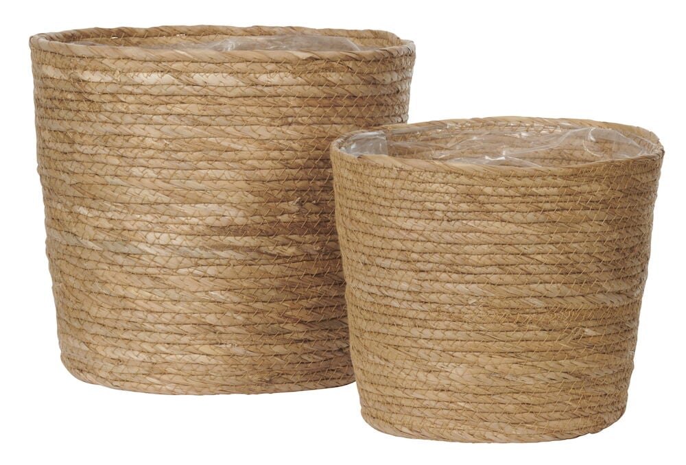 To flettede potter i naturfarget vass.