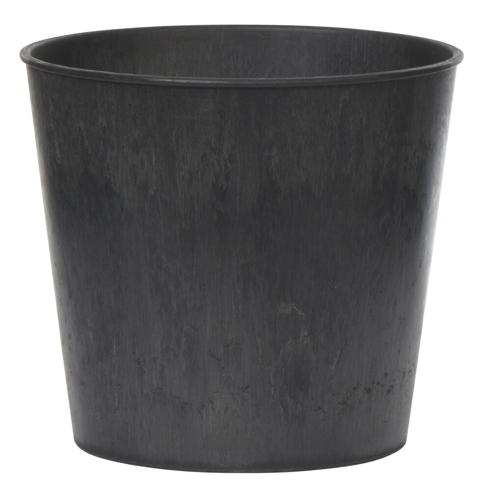 Mörkgrå kruka i plast med naturinspirerat mönster.
