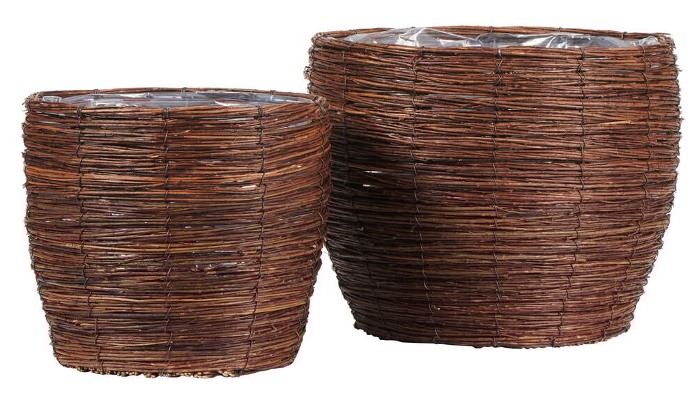 Zwei braune Korbkübel aus geflochtener Weide.