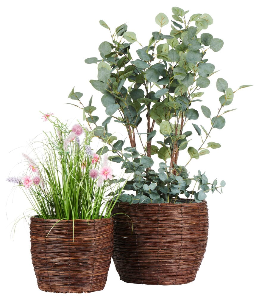 Zwei braune Pflanzgefäße mit Pflanzen und Blumen.