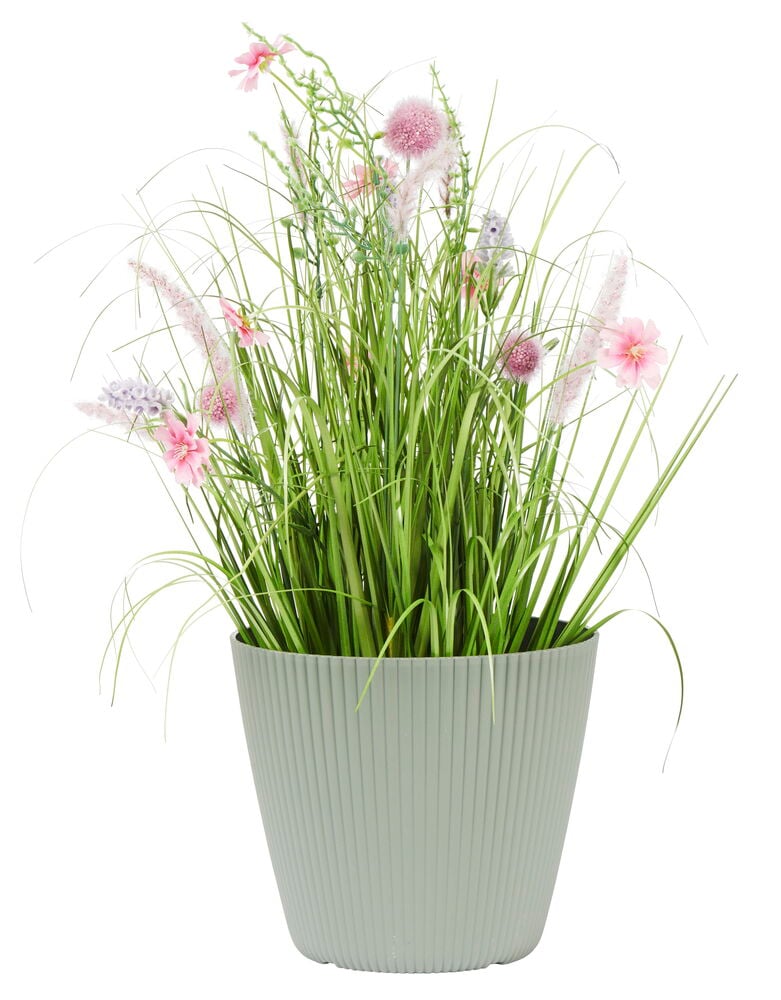 Grön plastkruka med konstgjorda blommor och gräs.