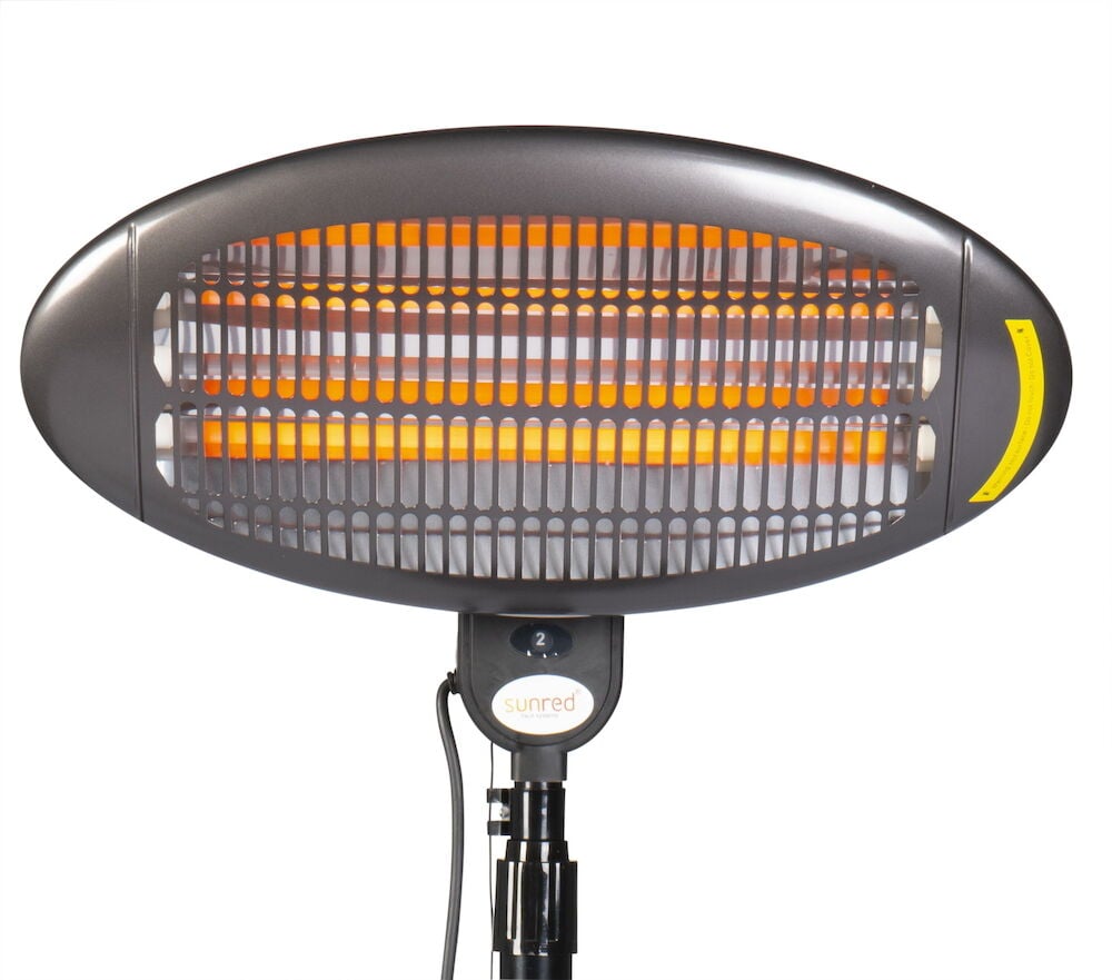 Schwarzer freistehender Infrarotstrahler mit glühendem Heizelement.