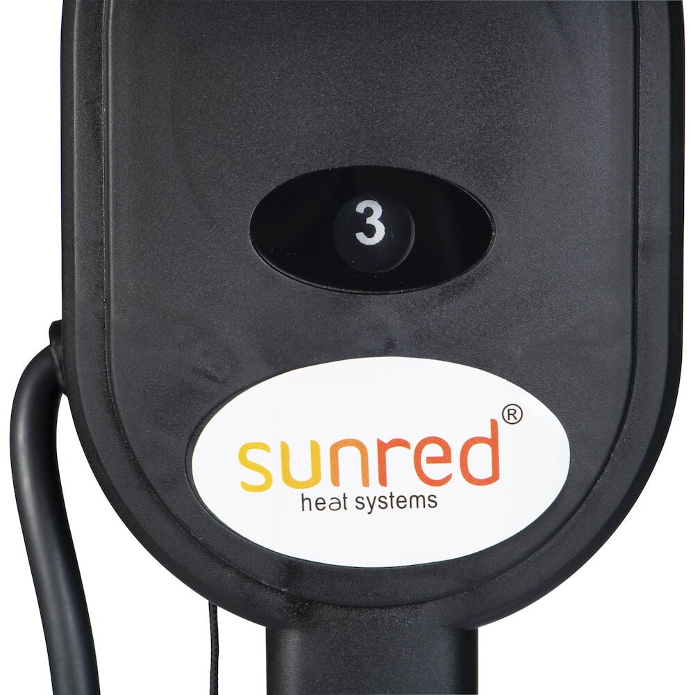 Nahaufnahme von schwarzem Infrarotstrahler mit Sunred-Logo.