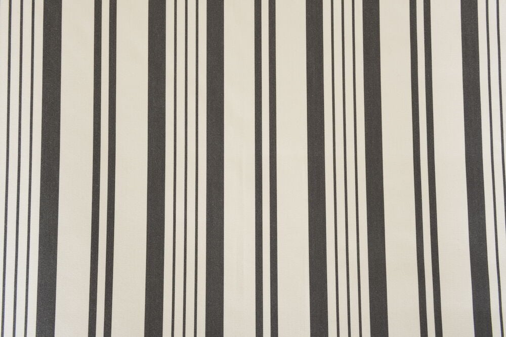 Stoff mit grauen und weißen vertikalen Streifen.