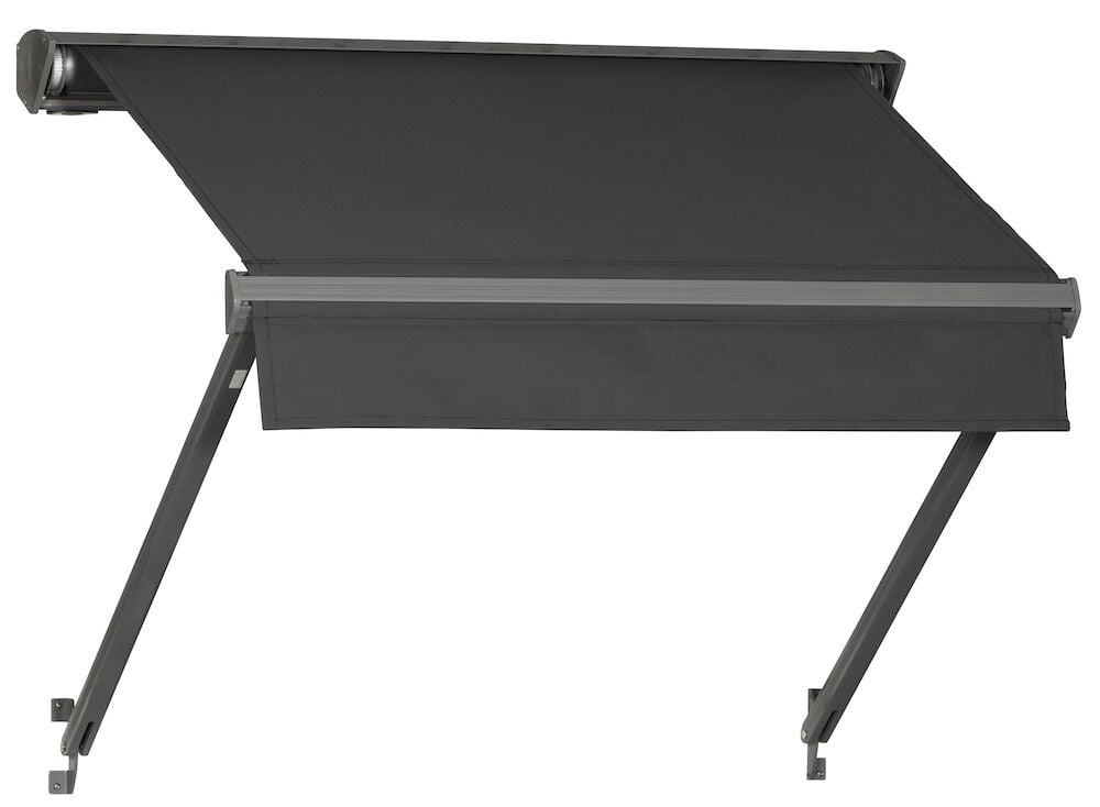 Grå manuell fönstermarkis med robust aluminiumram.