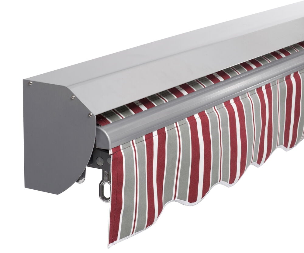 Grått aluminiumsfodral skyddar randig terrassmarkis.