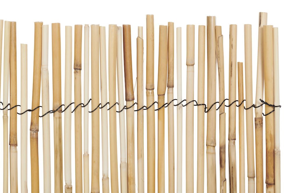 Naturfarget sivpanel for innsynsbeskyttelse utendørs bruk.