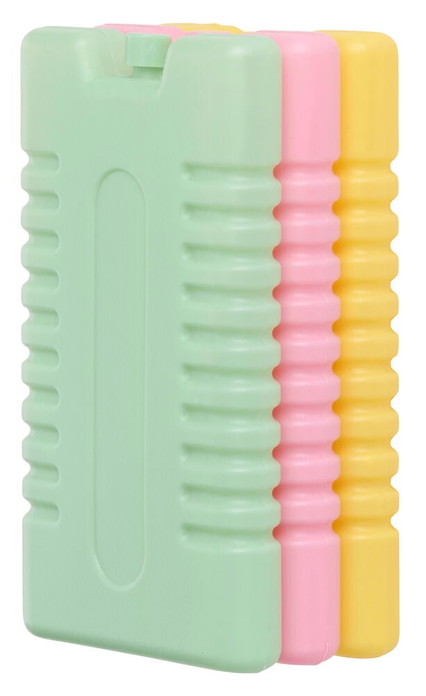 Drei rechteckige Kühlakkus aus Kunststoff in Minzgrün, Rosa und Gelb sind auf einem weißen Hintergrund gestapelt.
