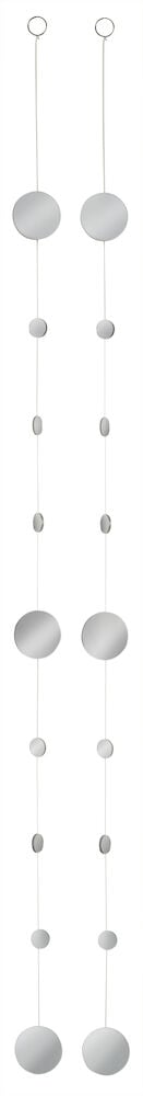 Hengende speilmobil med sirkulære elementer utendørs.