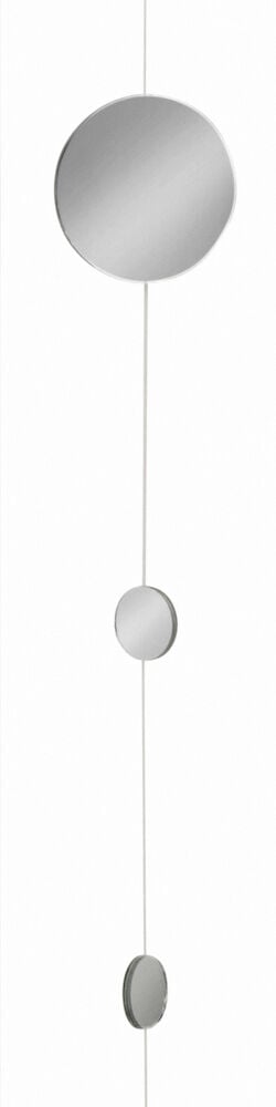 En hengende mobil med tre runde speil.