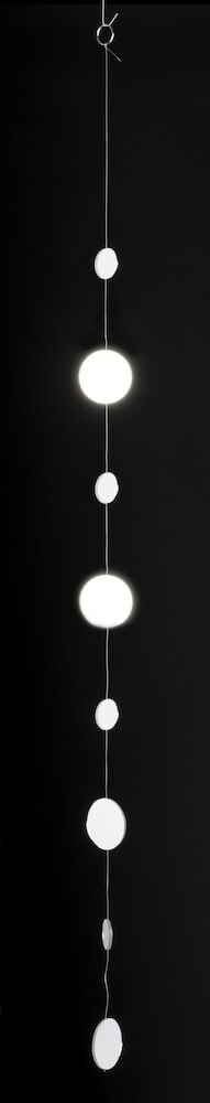 Hengende mobil med runde speil for utendørs bruk.