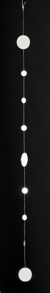 Speilmobil for utendørs bruk med hengende sirkler.