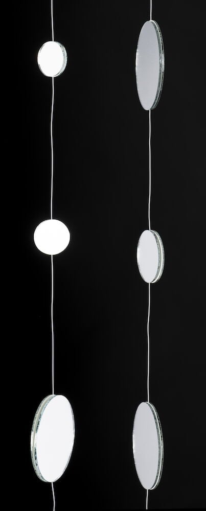 Hengende mobil med runde speil på tråd.