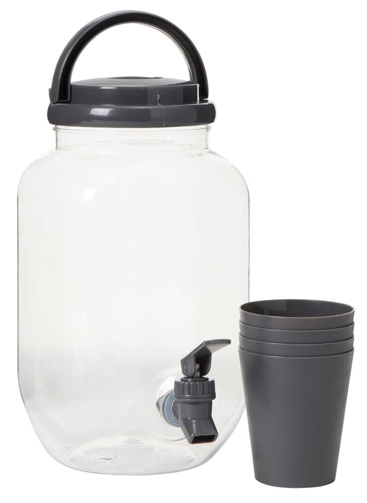 Läpinäkyvä juoma-astia mustalla kannella ja mukit.