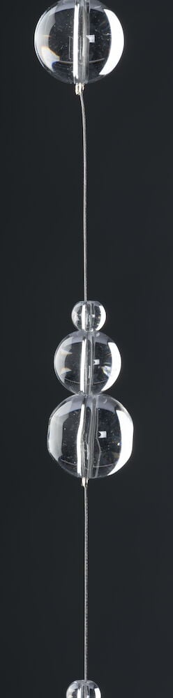 Glassprismer på rad i hengende mobil.