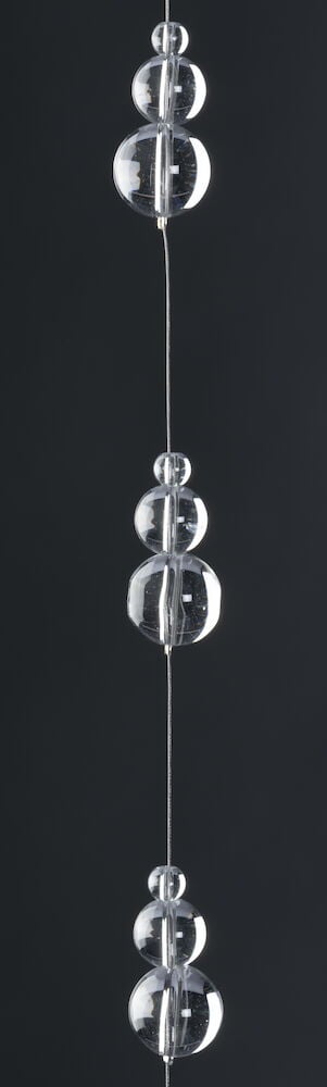 Hengende mobil med klare prismer på rad.