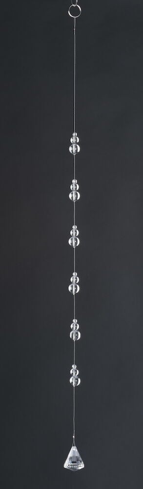 Hengende mobil med klare prismer i ulike former.