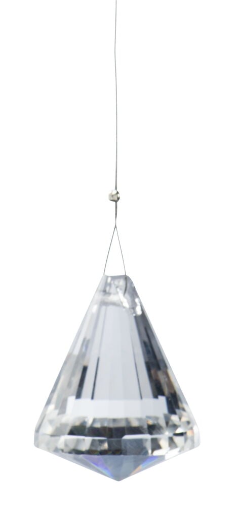 En klar prisme hengende på tynn tråd.