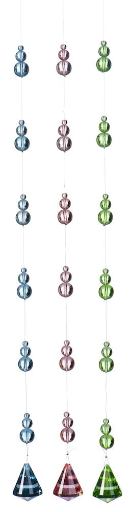 Roikkuva mobiili prismoilla eri väreissä.