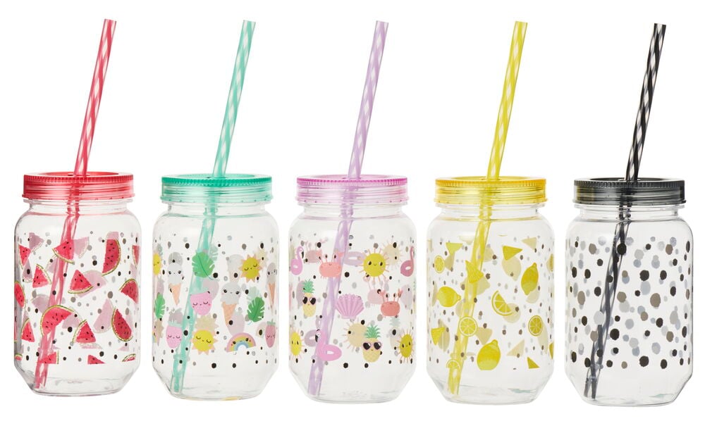 Fem glasburkar med lock och sugrör i olika färger.