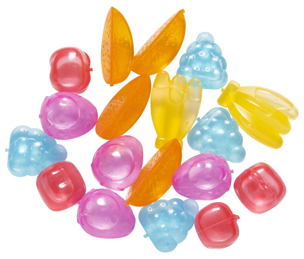 Fargerike isbiter i plast formet som frukt.