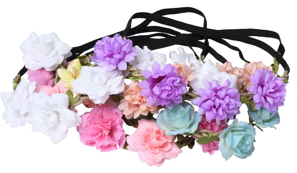 Punottu hiuspanta värikkäillä kangaskukilla ja nauhoilla.