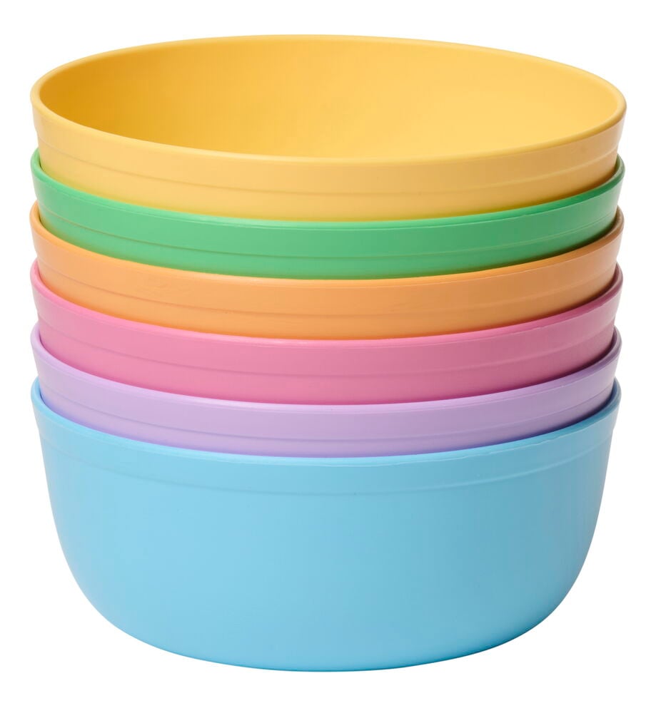 Sex färgglada plastskålar staplade på varandra.