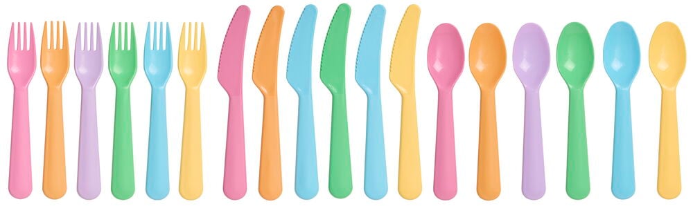 Färgglada plastbestick med knivar, gafflar och skedar.