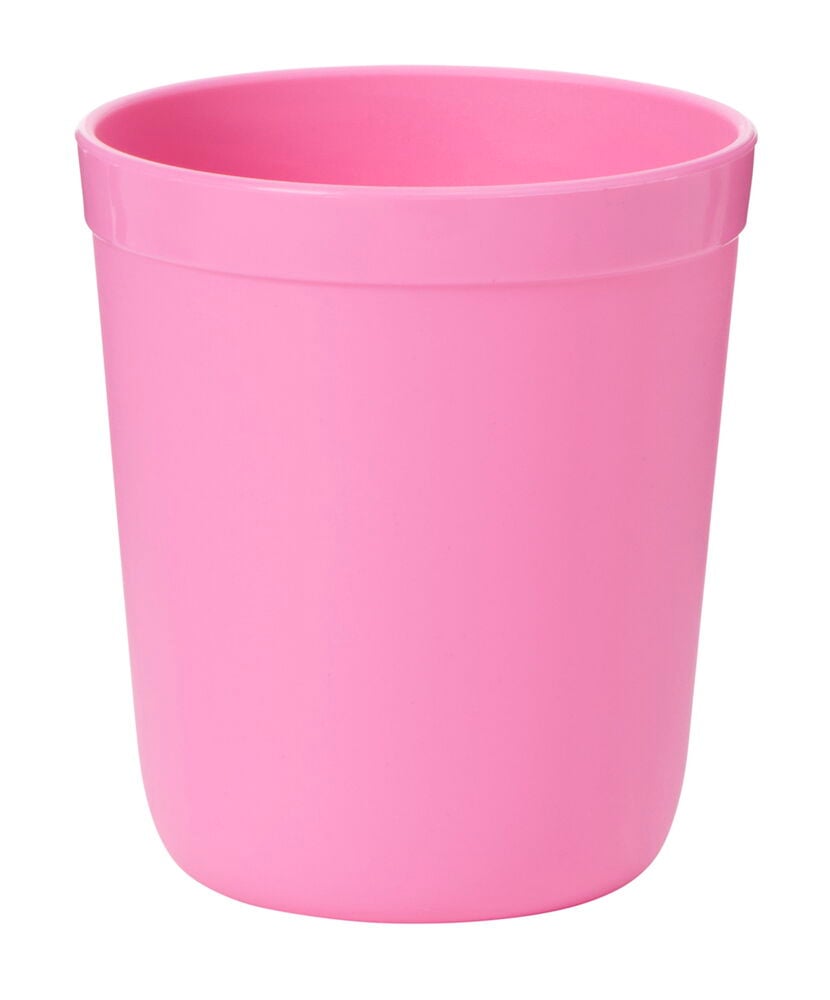 Rosa plastmugg med enkel och slät design.