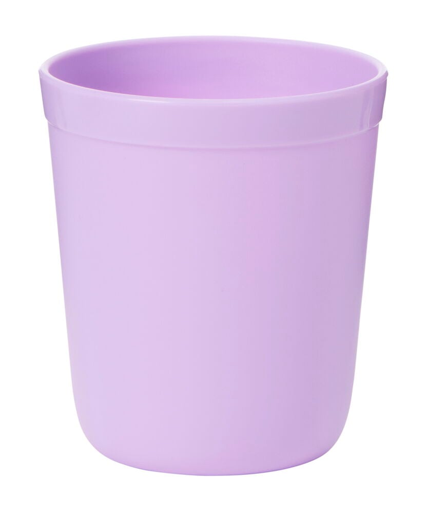 Ljuslila plastmugg med rundad kant.