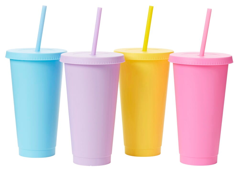 Fyra muggar med lock och sugrör i pastellfärger.