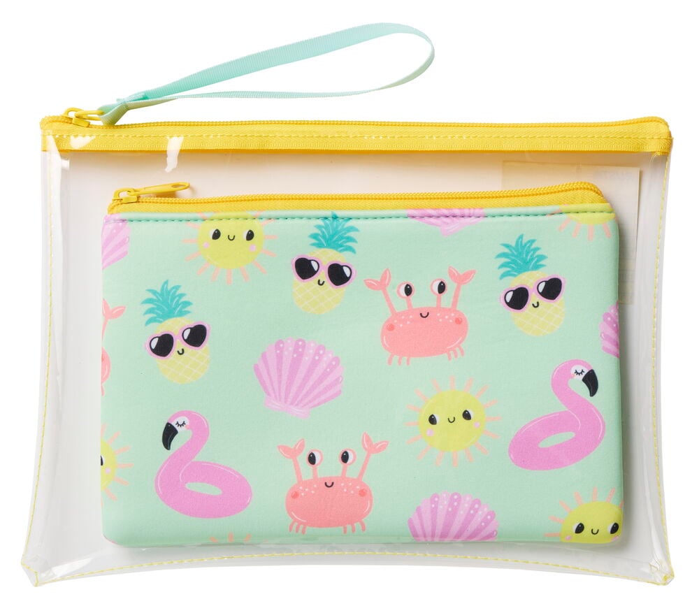 Kaksi rantalaukkua, joissa on kesäisiä kuvioita ja läpinäkyvä laukku.