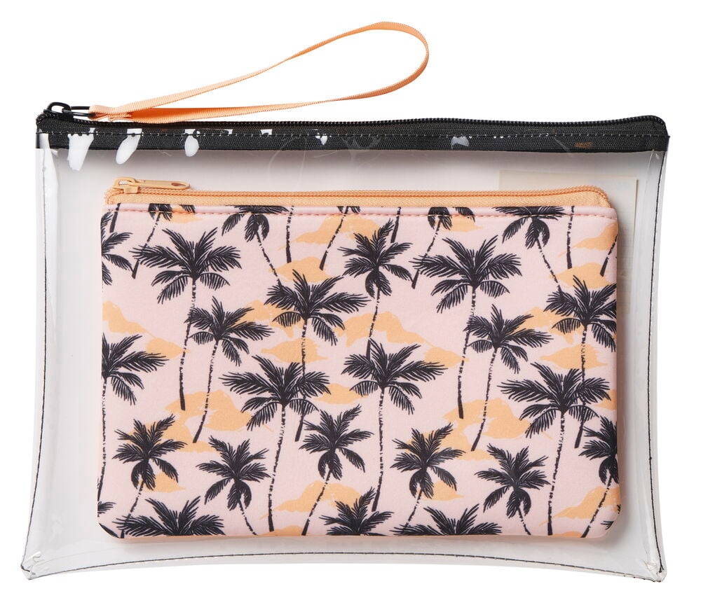 Kaksi toilettilaukkua, läpinäkyvä ja palmuilla kuvioitu.