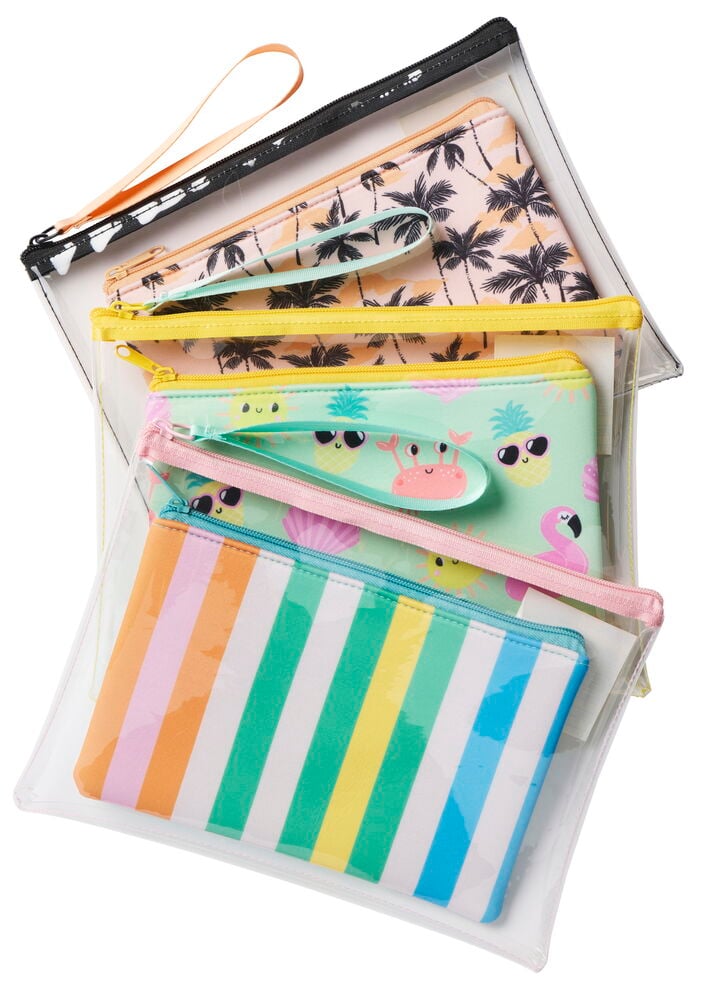 Neljä rantakassia, joissa on erilaisia värikkäitä kuvioita.