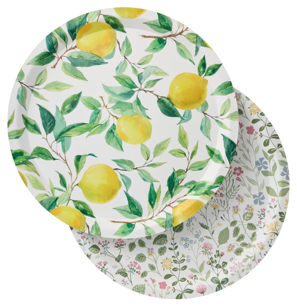 Ein rundes Tablett mit Zitronenmuster liegt auf einem anderen mit Wildblumenmuster.