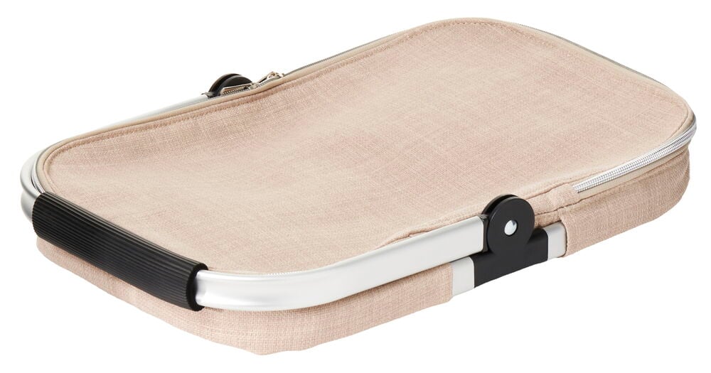 Beige Kühltasche mit Griff im zusammengeklappten Zustand.