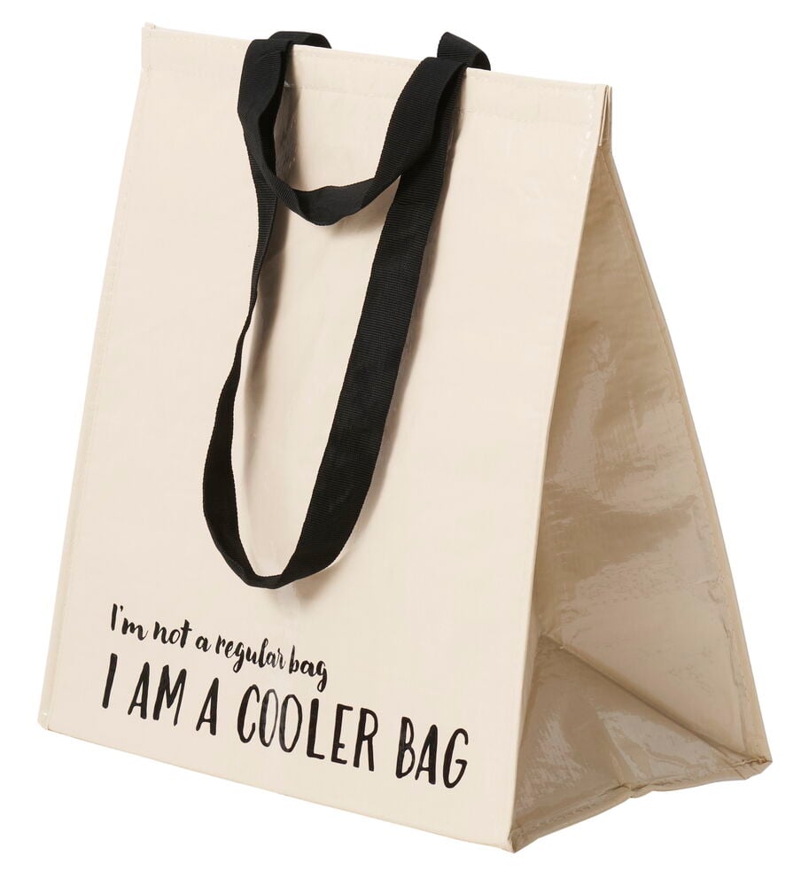 Beige kjøleveske med svarte håndtak og trykt tekst.