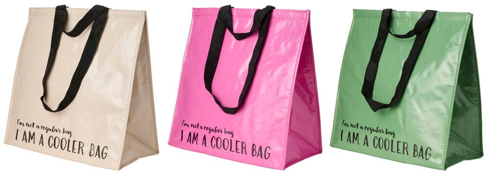 Kühltasche, Basic L Verschiedene Farben: drei Taschen in Beige, Pink und Grün, mit schwarzem Text und Griffen.