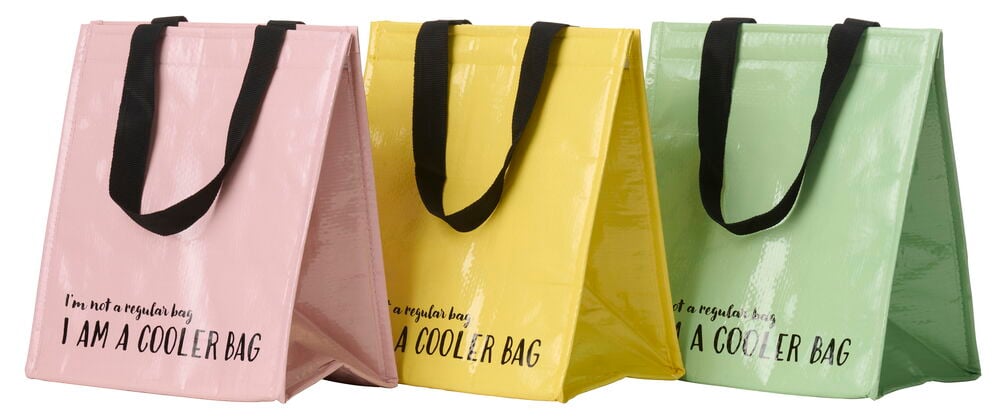 Tre basic kylväskor i rosa, gul och grön, var och en med svarta handtag och tryckt text.