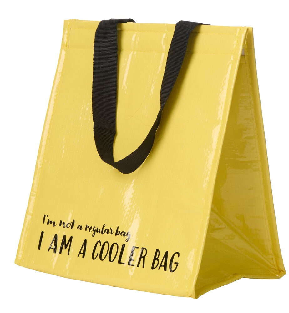 Gul basic kylväska av glansigt texturerat material med svarta handtag och text, stående framifrån.