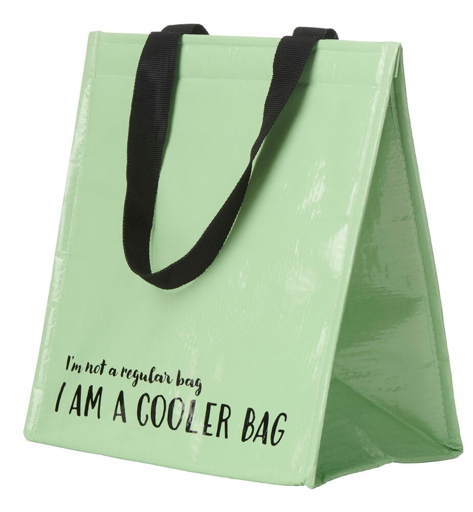 En ljusgrön basic Kylväska står, med svarta handtag och texten 'I AM A COOLER BAG'.
