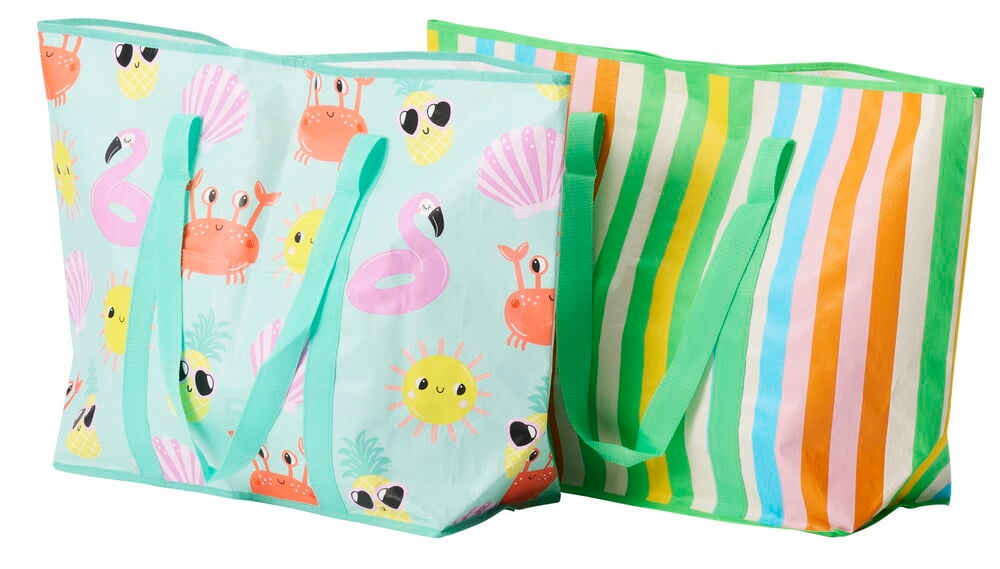 Två stora strandväskor med färgglada mönster.