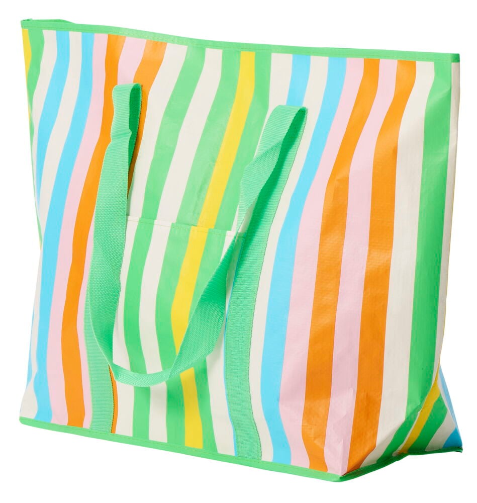 Stor strandväska med färgglada ränder och handtag.