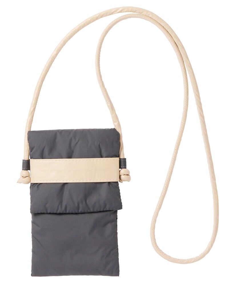 Liten grå väska med beige axelrem.