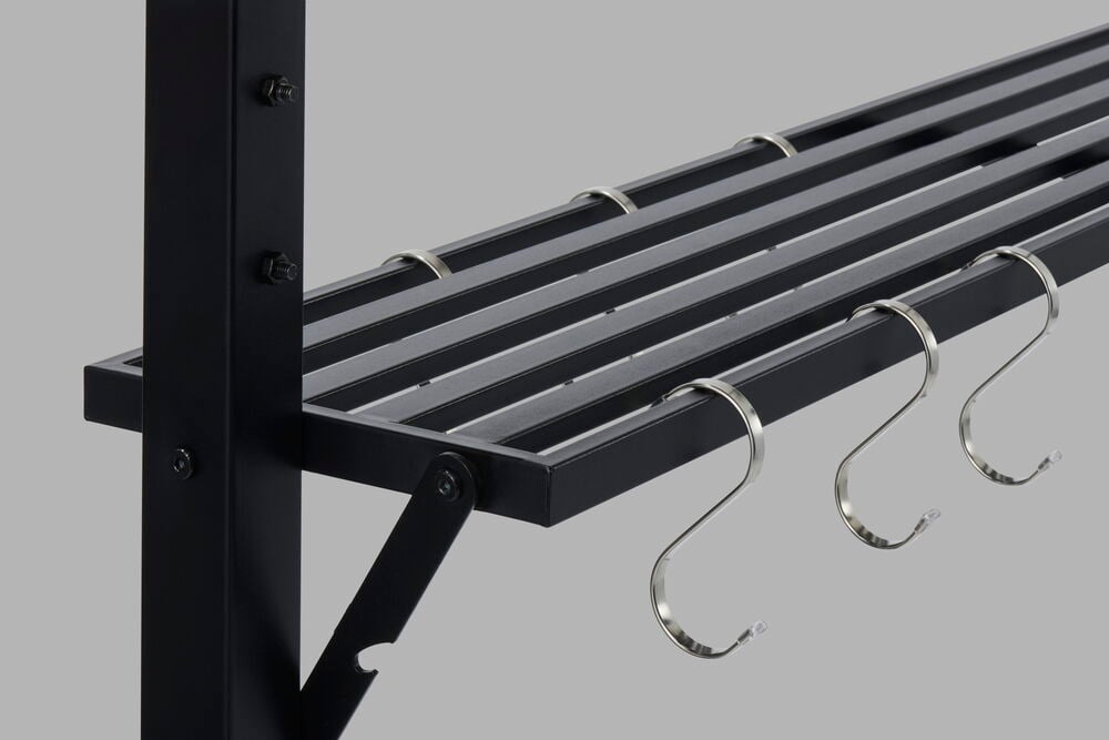 Svart hylle med fire S-kroker i metall.