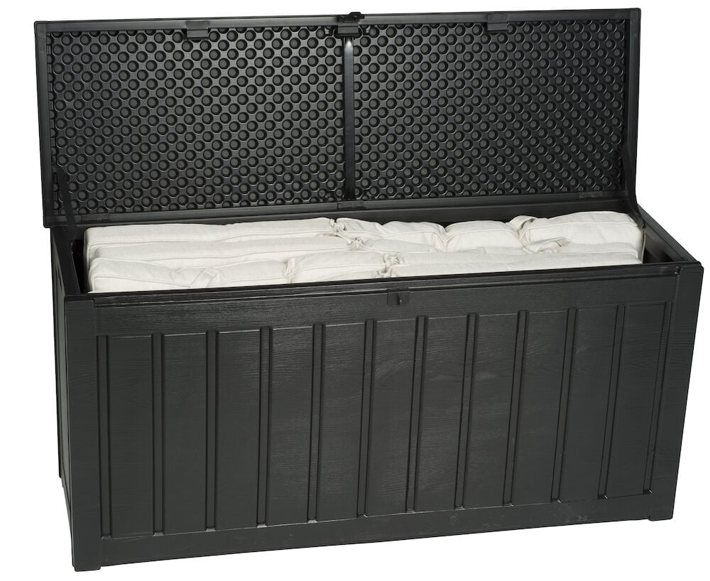 Musta muovilaatikko avoimella kannella ja tyynyillä.