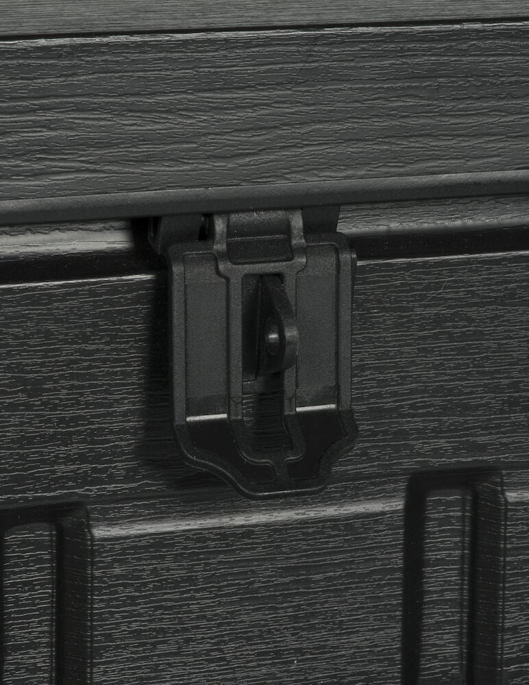 Svart stängningsklämma på strukturerad plastlåda.