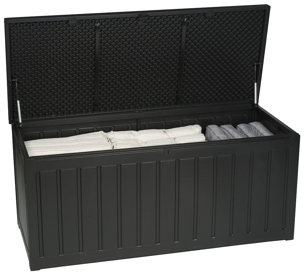Svart plastlåda med uppfällt lock och textilier inuti.