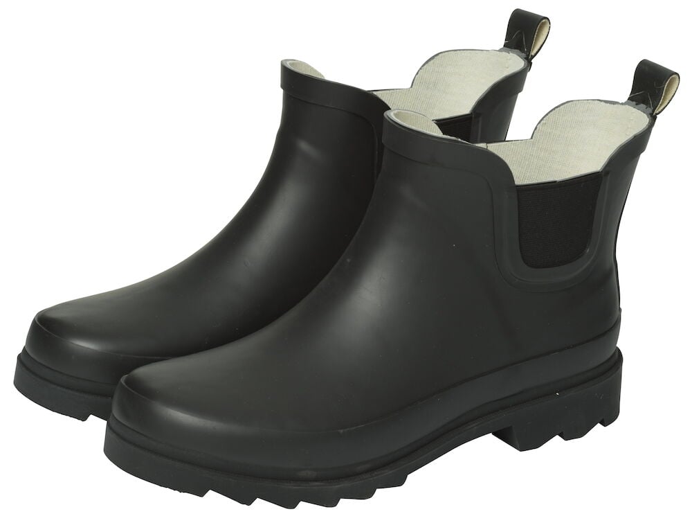 Schwarze Gummistiefel mit Gummizug und Zuglasche.