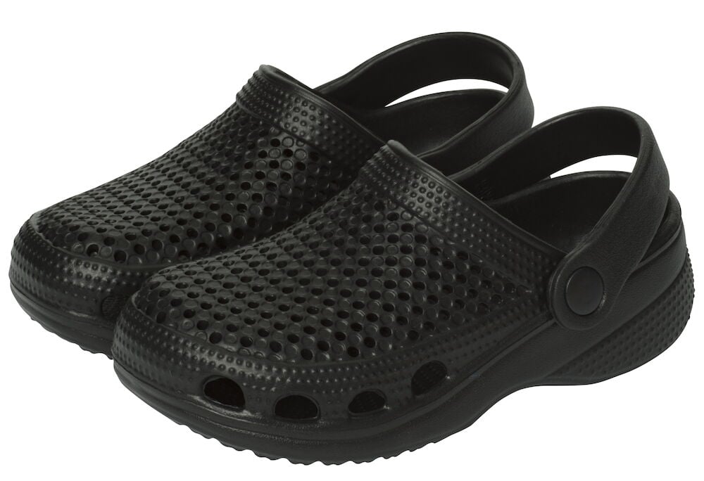 Svarta barntofflor i plast med justerbar hälrem.